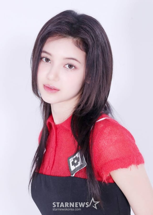 걸그룹 뉴진스(NewJeans, 민지 하니 다니엘 해린 혜인)가 '2022 아시아 아티스트 어워즈 인 재팬'(2022 Asia Artist Awards In JAPAN, 이하 2022 AAA)에서 대상과 신인상을 동시 수상하며 대세임을 입증했다. 뉴진스 해린이 스타뉴스와 '2022 AAA' 수상 인터뷰에 앞서 포즈를 취하고 있다. 2022년 7월 가요계 정식 데뷔 이후 채 7개월이 지난 가운데 데뷔곡 'Attention'을 시작으로 'Hype Boy' 'Cookie'가 연이은 대박을 터트렸고 'Ditto'에 이어 'OMG'까지 엄청난 성과를 만들어 냈다. 이에 힘입어 뉴진스는 지난해 연말 일본 나고야에서 열린 '2022 AAA'에서의 올해의 퍼포먼스(대상), 신인상 2관왕 수상을 비롯해 가요 시상식을 그야말로 싹쓸이했다. 또 뉴진스는 최근 수록곡 'Ditto'와 타이틀곡 'OMG'로 미국 빌보드 메인 차트인 '핫 100'에 입성하는 신기록을 작성했다. 데뷔 6개월 만의 빌보드 '핫 100' 진입은 K-팝 아티스트 중 최단기간 신기록이자, 2016년 9월 이후 데뷔한 K-팝 아티스트로는 뉴진스가 처음이다. 빌보드가 공개한 최신 차트(1월 28일 자)에 따르면, 'Ditto는 '핫 100'에서 85위로 순위를 끌어올리며 2주 연속 차트인했고, 'OMG'는 91위로 차트에 진입했다. /사진=김창현 기자 chmt@