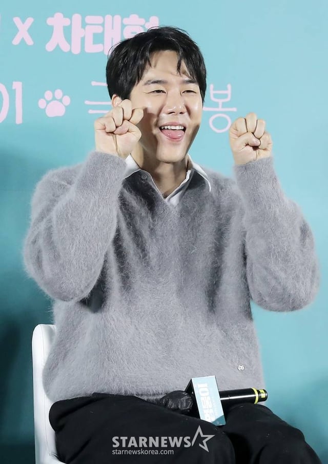배우 유연석이 31일 오전 서울 성동구 메가박스 성수에서 진행된 영화 '멍뭉이' 제작보고회에 참석해 포즈를 취하고 있다. '멍뭉이'는 견주 인생 조기 로그아웃 위기에 처한 '민수'와 인생 자체가 위기인 '진국', 두 형제가 사랑하는 반려견 '루니'의 완벽한 집사를 찾기 위해 면접을 시작하고, 뜻밖의 '견'명적인 만남을 이어가는 영화. 오는 3월 1일 개봉. 2023.01.31 /사진=김창현 기자 chmt@
