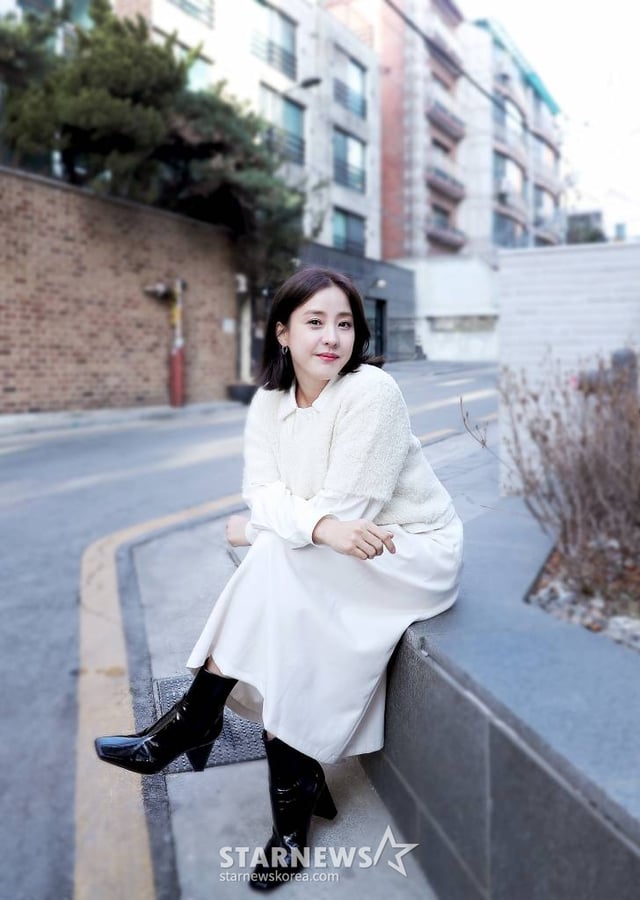 배우 박은혜가 1일 오후 서울 강남구 논현동 한 카페에서 진행된 tvN 드라마 '환혼' 시리즈 종영 인터뷰에 앞서 포즈를 취하고 있다. 박은혜는 극 중 진초연(아린 분)의 엄마인 진호경 역을 맡았다. 진호경은 진요원을 지키기 위해 사력을 다하는 인물로 미워할 수 없는 악역을 연기해 시청자들의 눈길을 사로잡았다. /사진=김창현 기자 chmt@