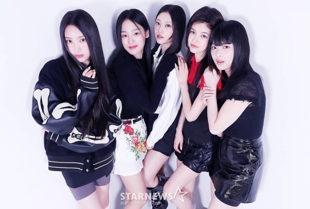 걸그룹 뉴진스(NewJeans, 민지 하니 다니엘 해린 혜인)가 '2022 아시아 아티스트 어워즈 인 재팬'(2022 Asia Artist Awards In JAPAN, 이하 2022 AAA)에서 대상과 신인상을 동시 수상하며 대세임을 입증했다. 뉴진스가 스타뉴스와 '2022 AAA' 수상 인터뷰에 앞서 포즈를 취하고 있다. 2022년 7월 가요계 정식 데뷔 이후 채 7개월이 지난 가운데 데뷔곡 'Attention'을 시작으로 'Hype Boy' 'Cookie'가 연이은 대박을 터트렸고 'Ditto'에 이어 'OMG'까지 엄청난 성과를 만들어 냈다. 이에 힘입어 뉴진스는 지난해 연말 일본 나고야에서 열린 '2022 AAA'에서의 올해의 퍼포먼스(대상), 신인상 2관왕 수상을 비롯해 가요 시상식을 그야말로 싹쓸이했다. 또 뉴진스는 최근 수록곡 'Ditto'와 타이틀곡 'OMG'로 미국 빌보드 메인 차트인 '핫 100'에 입성하는 신기록을 작성했다. 데뷔 6개월 만의 빌보드 '핫 100' 진입은 K-팝 아티스트 중 최단기간 신기록이자, 2016년 9월 이후 데뷔한 K-팝 아티스트로는 뉴진스가 처음이다. 빌보드가 공개한 최신 차트(1월 28일 자)에 따르면, 'Ditto는 '핫 100'에서 85위로 순위를 끌어올리며 2주 연속 차트인했고, 'OMG'는 91위로 차트에 진입했다. /사진=김창현 기자 chmt@