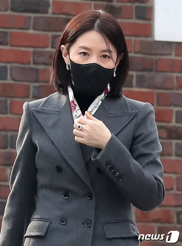 (서울=뉴스1) 민경석 기자 = 배우 이영애가 11일 오후 서울 중구 정동제일교회에서 열린 정몽규 HDC그룹 회장의 장남 정준선 카이스트 교수의 결혼식에 남편 정호영 한국레이컴 전 회장과 함께 참석한 뒤 식장을 나서고 있다. 2023.2.11/뉴스1 Copyright (C) 뉴스1. All rights reserved. 무단 전재 및 재배포 금지.