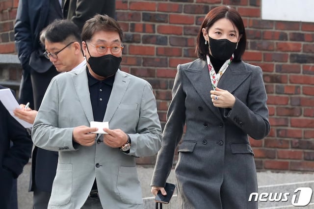 (서울=뉴스1) 민경석 기자 = 배우 이영애와 남편 정호영 한국레이컴 전 회장이 11일 오후 서울 중구 정동제일교회에서 열린 정몽규 HDC그룹 회장의 장남 정준선 카이스트 교수의 결혼식에 참석한 뒤 식장을 나서고 있다. 2023.2.11/뉴스1 Copyright (C) 뉴스1. All rights reserved. 무단 전재 및 재배포 금지.