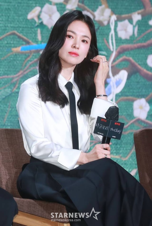 배우 송혜교가 20일 오전 서울 JW 메리어트 동대문 호텔에서 진행된 넷플릭스 오리지널 시리즈 '더 글로리' 제작발표회에 참석해 시작을 기다리고 있다. 유년 시절 폭력으로 영혼까지 부서진 한 여자가 온 생을 걸어 치밀하게 준비한 처절한 복수와 그 소용돌이에 빠져드는 이들의 이야기를 그린 '더 글로리'는 오는 30일 공개된다. /2022.12.20 /사진=이동훈 기자 photoguy@