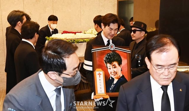 원로가수 고(故) 현미(본명 김명선) 발인식이 11일 오전 서울 동작구 흑석동 중앙대학교병원 장례식장에서 엄수되고 있다.  고 현미는 지난 4일 오전 9시37분께 서울 용산구 이촌동 자택에 쓰러진 상태로 팬클럽 회장 김모씨에게 발견됐다. 이후 김씨의 신고로 인근 병원으로 옮겨졌으나 안타깝게 생을 마감했다. 향년 85세. 2023.04.11 /사진=김창현 기자 chmt@