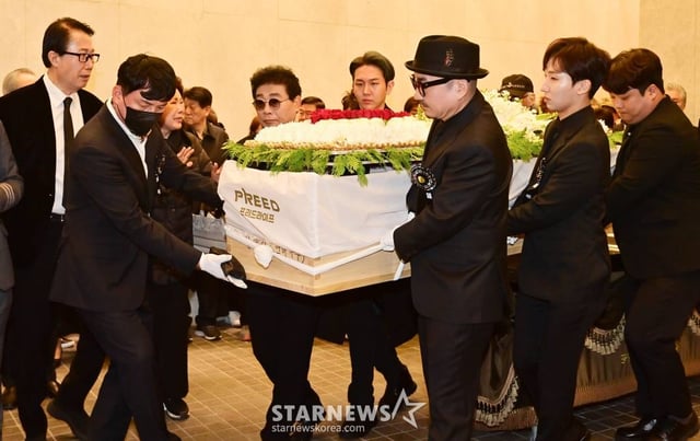 원로가수 고(故) 현미(본명 김명선) 발인식이 11일 오전 서울 동작구 흑석동 중앙대학교병원 장례식장에서 엄수되고 있다.  고 현미는 지난 4일 오전 9시37분께 서울 용산구 이촌동 자택에 쓰러진 상태로 팬클럽 회장 김모씨에게 발견됐다. 이후 김씨의 신고로 인근 병원으로 옮겨졌으나 안타깝게 생을 마감했다. 향년 85세. 2023.04.11 /사진=김창현 기자 chmt@