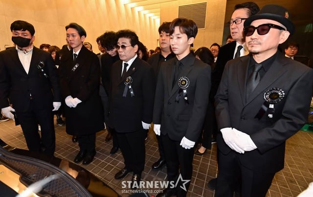 원로가수 고(故) 현미(본명 김명선) 발인식이 11일 오전 서울 동작구 흑석동 중앙대학교병원 장례식장에서 엄수되고 있다.  고 현미는 지난 4일 오전 9시37분께 서울 용산구 이촌동 자택에 쓰러진 상태로 팬클럽 회장 김모씨에게 발견됐다. 이후 김씨의 신고로 인근 병원으로 옮겨졌으나 안타깝게 생을 마감했다. 향년 85세. 2023.04.11 /사진=김창현 기자 chmt@