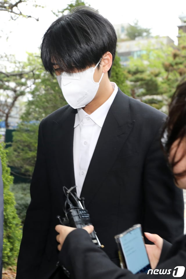 (서울=뉴스1) 이동해 기자 = 병역법 위반 혐의로 기소된 라비가 11일 오전 서울 양천구 서울남부지방법원에서 열린 1차 공판에 출석하고 있다. 가수 라비와 나플라 등은 병역 브로커 구 모 씨와 공모해 허위 뇌전증 진단을 통해 병역을 회피한 혐의로 재판에 넘겨졌다. 구 씨는 지난해 12월 구속 기소돼 현재 재판 중에 있다. 2023.4.11/뉴스1 Copyright (C) 뉴스1. All rights reserved. 무단 전재 및 재배포 금지.