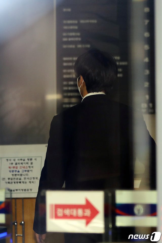(서울=뉴스1) 이동해 기자 = 병역법 위반 혐의로 기소된 라비가 11일 오전 서울 양천구 서울남부지방법원에서 열린 1차 공판에 출석하고 있다. 가수 라비와 나플라 등은 병역 브로커 구 모 씨와 공모해 허위 뇌전증 진단을 통해 병역을 회피한 혐의로 재판에 넘겨졌다. 구 씨는 지난해 12월 구속 기소돼 현재 재판 중에 있다. 2023.4.11/뉴스1 Copyright (C) 뉴스1. All rights reserved. 무단 전재 및 재배포 금지.