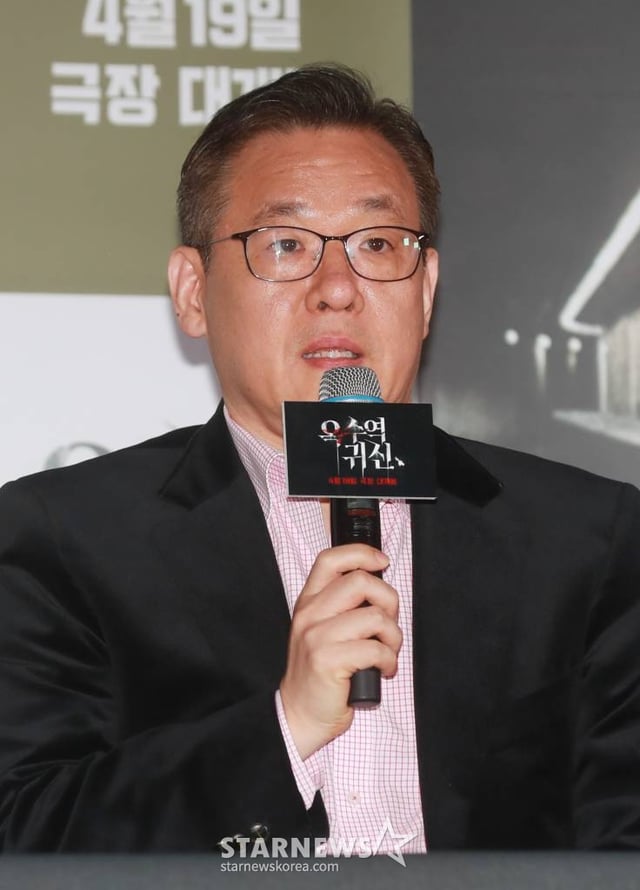 정융기 감독이 12일 오후 서울 CGV용산아이파크몰에서 진행된 영화 '옥수역 귀신'(감독 정용기) 언론시사회에 참석해 질문에 답하고 있다.  특종이 필요한 기자 나영이 옥수역에서 근무하는 친구 우원을 통해 옥수역에서 계속해서 일어난 사망사건들을 전해 듣고 취재를 시작하면서 벌어지는 이야기를 그린 '옥수역 귀신'은 오는 19일 개봉한다. /2023.04.12 /사진=이동훈 기자 photoguy@