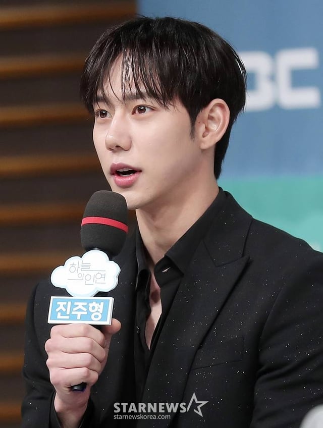 배우 진주형이 13일 오전 서울 마포구 상암동 MBC 사옥에서 진행된 일일드라마 '하늘의 인연' 제작발표회에 참석해 인사말을 하고 있다. '하늘의 인연'은 아버지의 그릇된 욕망이 만들어낸 비극으로 원수가 돼버린 부녀가 마침내 천륜의 사랑을 깨닫는 이야기를 그린다. 오는 17일 첫 방송. 2023.04.13 /사진=김창현 기자 chmt@