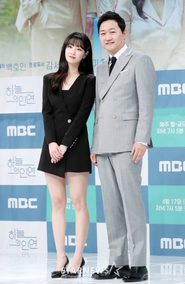 배우 전혜연, 김유석이 13일 오전 서울 마포구 상암동 MBC 사옥에서 진행된 일일드라마 '하늘의 인연' 제작발표회에 참석해 포즈를 취하고 있다. '하늘의 인연'은 아버지의 그릇된 욕망이 만들어낸 비극으로 원수가 돼버린 부녀가 마침내 천륜의 사랑을 깨닫는 이야기를 그린다. 오는 17일 첫 방송. 2023.04.13 /사진=김창현 기자 chmt@