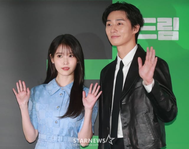 배우 아이유, 박서준이 17일 오후 서울 메가박스 코엑스에서 진행된 영화 '드림'(감독 이병헌) 언론시사회에 참석해 포즈를 취하고 있다.  개념없는 전직 축구선수 홍대(박서준)와 열정 없는 PD 소민(이지은)이 오합지졸 선수들과 홈리스 월드컵에 도전하는 이야기를 유쾌하게 그린 코미디 영화 '드림'은 오는 26일 개봉한다. /2023.04.17 /사진=이동훈 기자 photoguy@