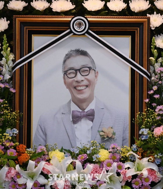 개그맨 故 서세원의 빈소가 30일 서울 송파구 아산병원 장례식장에 마련돼 있다. 고 서세원은 지난 20일 오후 캄보디아 프놈펜 미래 폴리클리닉(MiRae Polyclinic)에서 링거 주사를 맞다 심정지로 사망했다. 향년 67세. 발인은 5월 2일이다. / 사진공동취재단 /사진=김창현 기자 chmt@