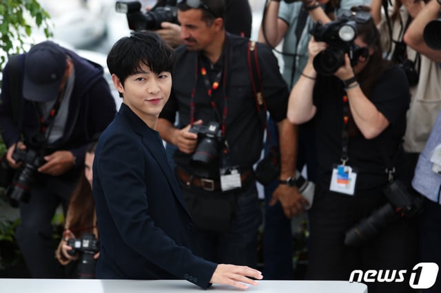 (칸=뉴스1) 이준성 기자 = 제 76회 칸 국제영화제 ‘주목할 만한 시선’에 초청된 영화 ‘화란’ 송중기가 25일(현지시간) 프랑스 남부 칸 ‘팔레 데 페스티발’(Palais des Festival)에서 열린 포토콜 행사에 참석해 포즈를 취하고 있다. 2023.5.25/뉴스1 Copyright (C) 뉴스1. All rights reserved. 무단 전재 및 재배포 금지.