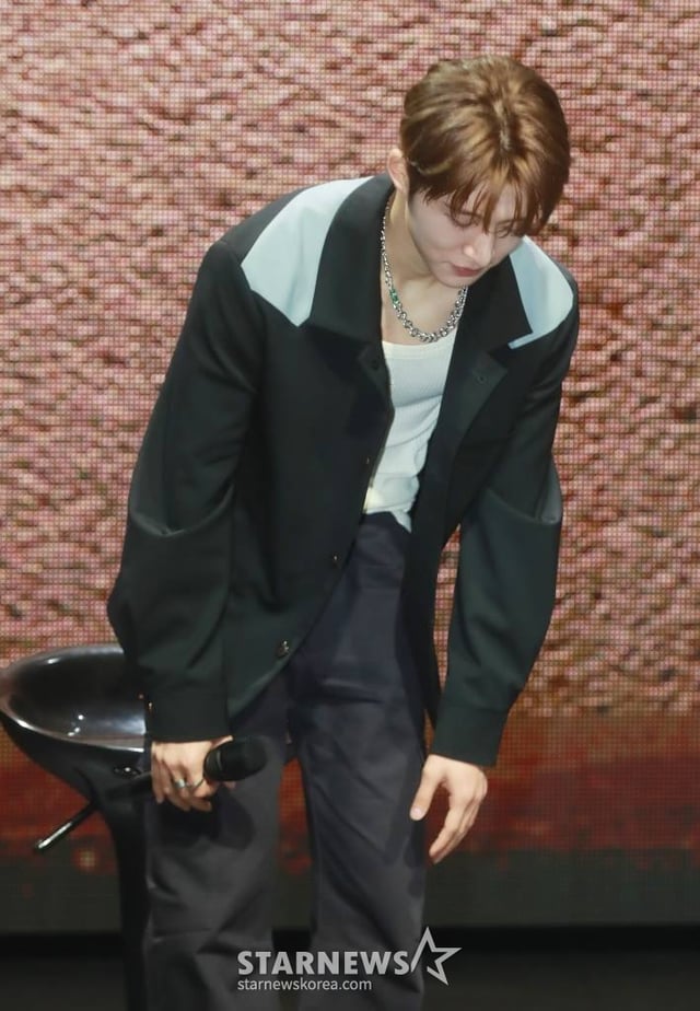 가수 비아이(B.I)가 1일 오후 서울 마포구 메세나폴리스에서 진행된 새 정규 앨범 '투 다이 포'(TO DIE FOR) 발매기념 쇼케이스에서 인사를 하고 있다. 이번 앨범에는 더블 타이틀곡 '겁도없이'(Dare to Love), 'Die for love'(다이 포 러브)를 비롯해 'To Die'(투 다이), '해일'(Wave), '망가진 장난감의 섬'(The Island of Misfit Toys)', '개가트닌생'(Beautiful Life), '구르믄' (Cloud Thought), 'TRUTH', 'MICHELANGELO 등 총 9곡의 신곡과, 2021년 11월 발매된 하프 앨범에 담긴 6곡 등 총 15곡이 수록됐다. /2023.06.01 /사진=이동훈 기자 photoguy@