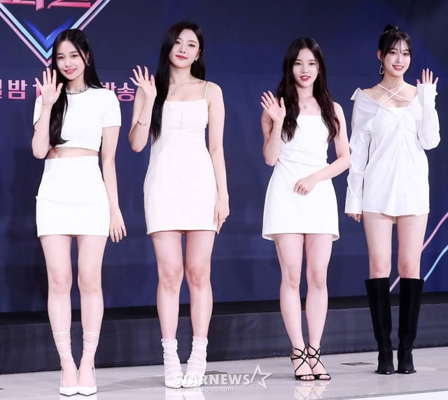 위클리가 13일 오후 서울 종로구 부암동 AW컨벤션에서 진행된 엠넷 '퀸덤퍼즐' 제작발표회에 참석해 포즈를 취하고 있다. '퀸덤퍼즐'은 기존 활동하던 걸그룹 멤버 또는 여성 아티스트들을 퍼즐처럼 맞춰 최상의 조합을 완성하는 프로그램으로, 그룹 소녀시대 멤버 태연이 MC를 맡고 3, 4세대 걸그룹 멤버들이 총출동한다. '퀸덤퍼즐'에는 26명의 여성 아티스트가 도전장을 던졌다. 주이(모모랜드), 여름(우주소녀), 엘리(위키미키), 보라·지원·채린(체리블렛), 유키(퍼플키스), 리이나·휘서(H1-KEY), 상아(LIGHTSUM), 쥬리·수윤·연희(RocketPunch), 서연·지우(tripleS), 수진·지한·소은·조아(Weeekly), 나나·우연(woo!ah!), 도화, 미루, 예은, 케이, 파이가 바로 그 주인공이다. 다양하게 퍼즐되는 조합 속에서 누가 재발견되어 최상의 조합에 다다를지 귀추가 주목된다. 매주 화요일 밤 10시 방송. 2023.06.13 /사진=김창현 기자 chmt@