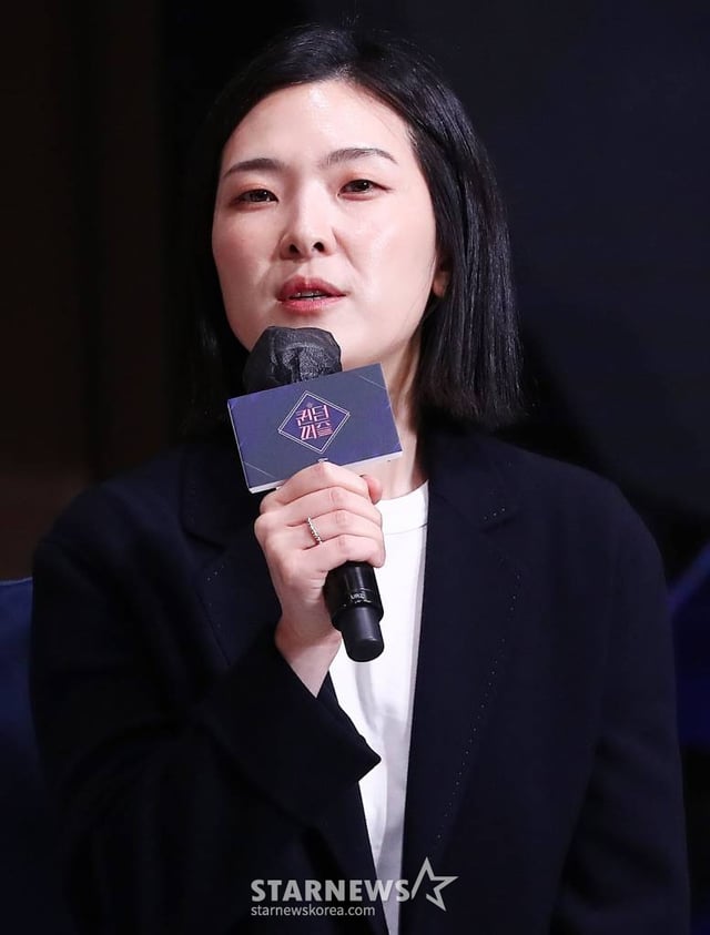이연규 PD가 13일 오후 서울 종로구 부암동 AW컨벤션에서 진행된 엠넷 '퀸덤퍼즐' 제작발표회에 참석해 인사말을 하고 있다. '퀸덤퍼즐'은 기존 활동하던 걸그룹 멤버 또는 여성 아티스트들을 퍼즐처럼 맞춰 최상의 조합을 완성하는 프로그램으로, 그룹 소녀시대 멤버 태연이 MC를 맡고 3, 4세대 걸그룹 멤버들이 총출동한다. '퀸덤퍼즐'에는 26명의 여성 아티스트가 도전장을 던졌다. 주이(모모랜드), 여름(우주소녀), 엘리(위키미키), 보라·지원·채린(체리블렛), 유키(퍼플키스), 리이나·휘서(H1-KEY), 상아(LIGHTSUM), 쥬리·수윤·연희(RocketPunch), 서연·지우(tripleS), 수진·지한·소은·조아(Weeekly), 나나·우연(woo!ah!), 도화, 미루, 예은, 케이, 파이가 바로 그 주인공이다. 다양하게 퍼즐되는 조합 속에서 누가 재발견되어 최상의 조합에 다다를지 귀추가 주목된다. 매주 화요일 밤 10시 방송. 2023.06.13 /사진=김창현 기자 chmt@