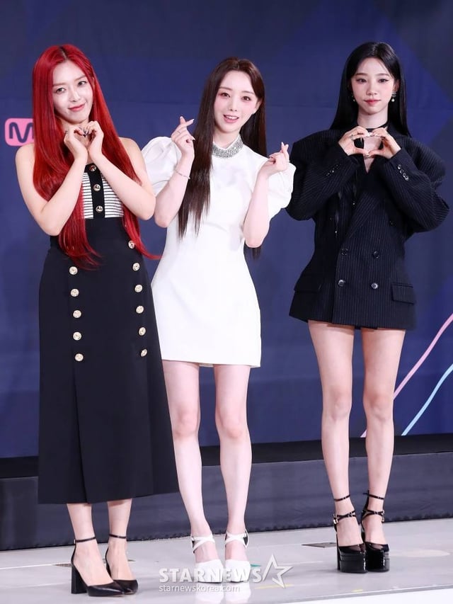 가수 찬미, 케이, 여름이 13일 오후 서울 종로구 부암동 AW컨벤션에서 진행된 엠넷 '퀸덤퍼즐' 제작발표회에 참석해 포즈를 취하고 있다. '퀸덤퍼즐'은 기존 활동하던 걸그룹 멤버 또는 여성 아티스트들을 퍼즐처럼 맞춰 최상의 조합을 완성하는 프로그램으로, 그룹 소녀시대 멤버 태연이 MC를 맡고 3, 4세대 걸그룹 멤버들이 총출동한다. '퀸덤퍼즐'에는 26명의 여성 아티스트가 도전장을 던졌다. 주이(모모랜드), 여름(우주소녀), 엘리(위키미키), 보라·지원·채린(체리블렛), 유키(퍼플키스), 리이나·휘서(H1-KEY), 상아(LIGHTSUM), 쥬리·수윤·연희(RocketPunch), 서연·지우(tripleS), 수진·지한·소은·조아(Weeekly), 나나·우연(woo!ah!), 도화, 미루, 예은, 케이, 파이가 바로 그 주인공이다. 다양하게 퍼즐되는 조합 속에서 누가 재발견되어 최상의 조합에 다다를지 귀추가 주목된다. 매주 화요일 밤 10시 방송. 2023.06.13 /사진=김창현 기자 chmt@