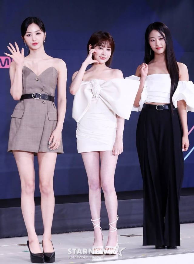 체리블렛 지원, 보라, 채린이 13일 오후 서울 종로구 부암동 AW컨벤션에서 진행된 엠넷 '퀸덤퍼즐' 제작발표회에 참석해 포즈를 취하고 있다. '퀸덤퍼즐'은 기존 활동하던 걸그룹 멤버 또는 여성 아티스트들을 퍼즐처럼 맞춰 최상의 조합을 완성하는 프로그램으로, 그룹 소녀시대 멤버 태연이 MC를 맡고 3, 4세대 걸그룹 멤버들이 총출동한다. '퀸덤퍼즐'에는 26명의 여성 아티스트가 도전장을 던졌다. 주이(모모랜드), 여름(우주소녀), 엘리(위키미키), 보라·지원·채린(체리블렛), 유키(퍼플키스), 리이나·휘서(H1-KEY), 상아(LIGHTSUM), 쥬리·수윤·연희(RocketPunch), 서연·지우(tripleS), 수진·지한·소은·조아(Weeekly), 나나·우연(woo!ah!), 도화, 미루, 예은, 케이, 파이가 바로 그 주인공이다. 다양하게 퍼즐되는 조합 속에서 누가 재발견되어 최상의 조합에 다다를지 귀추가 주목된다. 매주 화요일 밤 10시 방송. 2023.06.13 /사진=김창현 기자 chmt@
