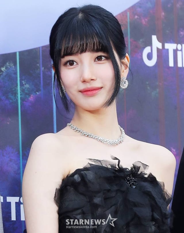 배우 수지가 28일 오후 인천 중구 파라다이스시티에서 진행된 '제59회 백상예술대상' 레드카펫 행사에 참석해 포즈를 취하고 있다. '백상예술대상'은 지난 1년간 TV·영화·연극 분야에서 활약한 대중문화 예술계 종사자들이 총출동해 축제를 즐기고 서로를 격려하는 자리다. 2023.04.28 /사진=김창현 기자 chmt@