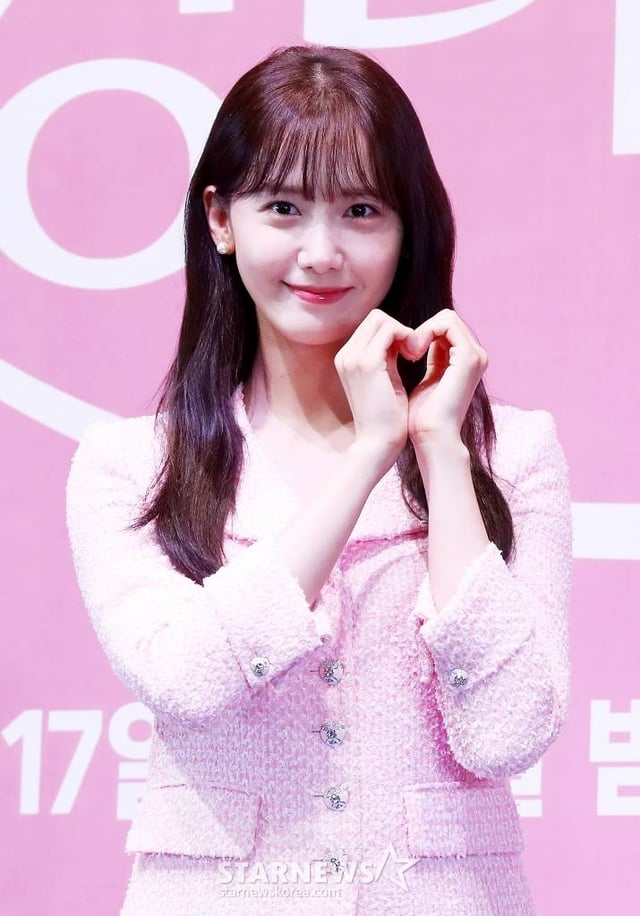 가수 겸 배우 윤아가 15일 오후 서울 구로구 라마다 서울 신도림호텔에서 진행된 JTBC 토일드라마 '킹더랜드' 제작발표회에 참석해 포즈를 취하고 있다. '킹더랜드'는 웃음을 경멸하는 남자 구원과 웃어야만 하는 스마일 퀸 천사랑이 호텔리어의 꿈인 VVIP 라운지 '킹더랜드'에서 진짜 환하게 웃을 수 있는 날을 만들어가는 이야기를 그린 드라마로 오는 17일 오후 10시 30분에 첫 방송된다. 2023.06.15 /사진=김창현 기자 chmt@