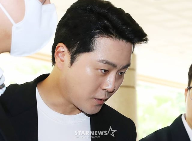 범인도피 방조와 도로교통법 위반(음주운전) 등 혐의를 받고 있는 가수 겸 배우 이루가 1일 오후 서울 마포구 서부지방법원에서 진행된 첫 공판에 출석하고 있다. 2023.06.01 /사진=김창현 기자 chmt@