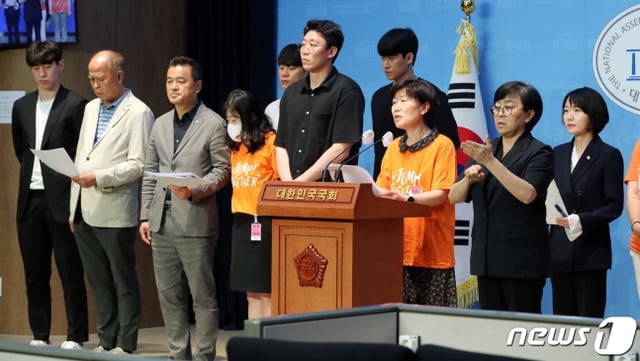 고양 데이원 점퍼스 농구단 팬들과 소속 선수들이 14일 오후 서울 여의도 국회 소통관에서 농구단 임금 체불 관련 기자회견을 하고 있다. /사진=뉴스1