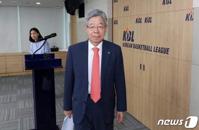 김희옥 KBL(프로농구연맹) 총재가 16일 서울 강남구 KBL센터에서 고양 데이원의 회원자격을 박탈(제명)하기로 한 임시총회 결정을 발표 후 브리핑장을 나서고 있다. /사진=뉴스1