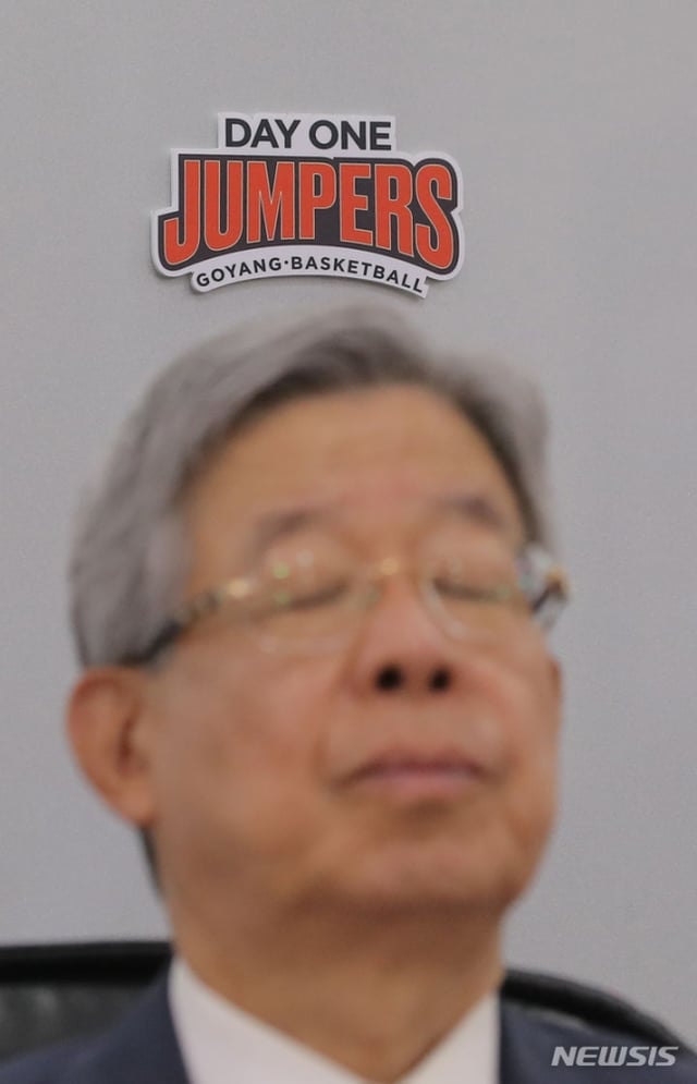 김희옥 KBL 총재. 그 뒤로 고양 데이원 구단 로고가 붙어 있다. /사진=뉴시스