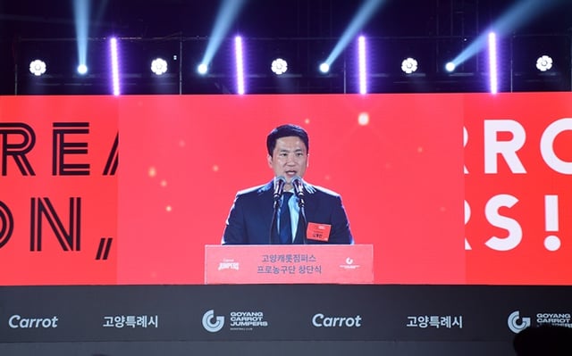 김용빈 대우조선해양건설 회장이 지난해 8월 고양체육관에서 열린 캐롯 점퍼스 창단식에서 축사를 하고 있다. /사진=KBL 제공
