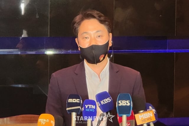 2022~2023 SKT 에이닷 프로농구 개막 미디어데이 후 취재진과 만나 고양 캐롯 구단의 가입비 미납 논란에 대해 설명하고 있는 김성헌 데이원 사무국장. /사진=스타뉴스 DB