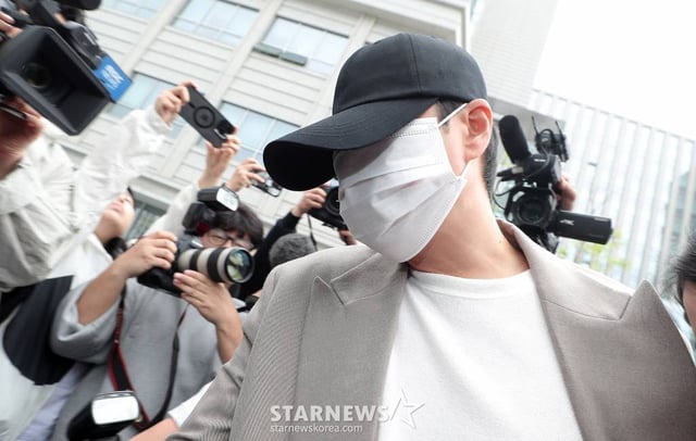 도로교통법위반(음주 측정거부) 및 자동차 불법 사용 혐의를 받고 있는 그룹 신화 신혜성이 20일 오후 서울 송파구 동부지방법원에서 진행된 선고 공판을 마친 뒤 차량으로 향하고 있다. 2023.04.20 /사진=김창현 기자 chmt@
