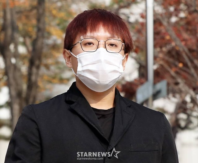 대마 흡입 혐의로 1심에서 집행유예를 선고받은 래퍼 나플라가 10일 오전 서울 서초구 중앙지방법원에서 열린 항소심 선고 공판을 마친 뒤 법정을 나서고 있다. 이날 나플라는 항소심에서 1심과 같은 징역 10개월에 집행유예 2년을 선고 받았다. 2022.11.10 /사진=김창현 기자 chmt@