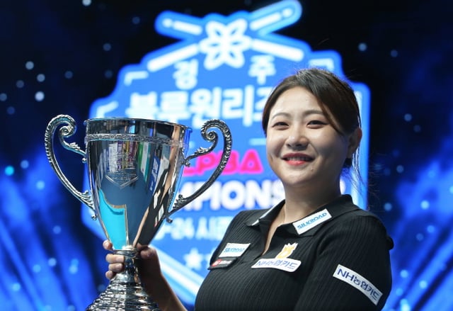 김민아가 19일 LPBA 챔피언십 개막전 우승을 거둔 뒤 트로피를 들어올리고 있다. /사진=PBA 투어