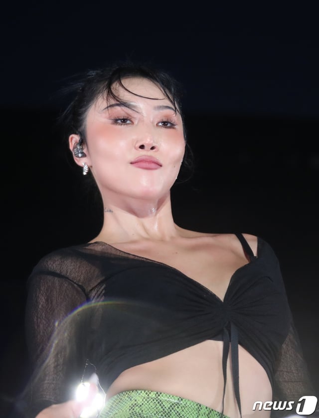 (서울=뉴스1) 권현진 기자 = 가수 화사가 30일 서울 잠실 주경기장에서 가진 '싸이 흠뻑쇼 SUMMER SWAG 2023'에서 싸이 소속사 피네이션과 계약서 체결을 한 뒤 화려한 무대를 선보이고 있다. 2023.6.30/뉴스1  Copyright (C) 뉴스1. All rights reserved. 무단 전재 및 재배포 금지.