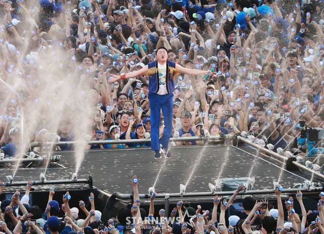가수 싸이(PSY)가 30일 오후 서울 잠실종합운동장 주경기장에서 열린 싸이 흠뻑쇼 SUMMER SWAG 2023에서 멋진 무대를 펼치고 있다. /2023.06.30 /사진=이동훈 기자 photoguy@