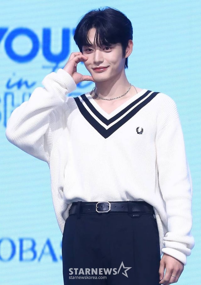 그룹 제로베이스원(ZEROBASEONE) 김지웅이 10일 오후 서울 광진구 예스24 라이브홀에서 진행된 첫 번째 미니앨범 'YOUTH IN THE SHADE (유스 인 더 셰이드)' 발매 기념 쇼케이스에 참석해 포즈를 취하고 있다. 데뷔 앨범 'YOUTH IN THE SHADE'는 이 시대 청춘의 모습 즉, 찬란한 청춘의 아름다움과 그 이면의 불안정함을 담고 있다. 2023.07.10 /사진=김창현 기자 chmt@