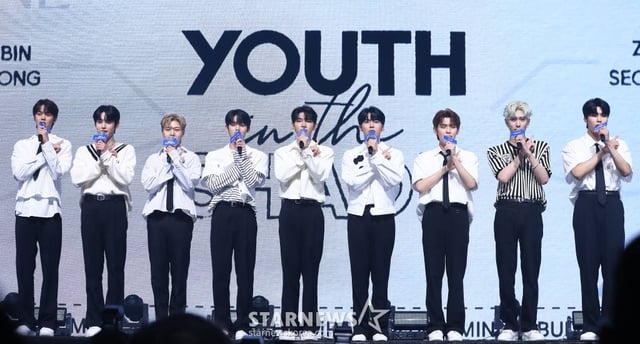 그룹 제로베이스원(ZEROBASEONE)이 10일 오후 서울 광진구 예스24 라이브홀에서 진행된 첫 번째 미니앨범 'YOUTH IN THE SHADE (유스 인 더 셰이드)' 발매 기념 쇼케이스에 참석해 포즈를 취하고 있다.  데뷔 앨범 'YOUTH IN THE SHADE'는 이 시대 청춘의 모습 즉, 찬란한 청춘의 아름다움과 그 이면의 불안정함을 담고 있다. 2023.07.10 /사진=김창현 기자 chmt@