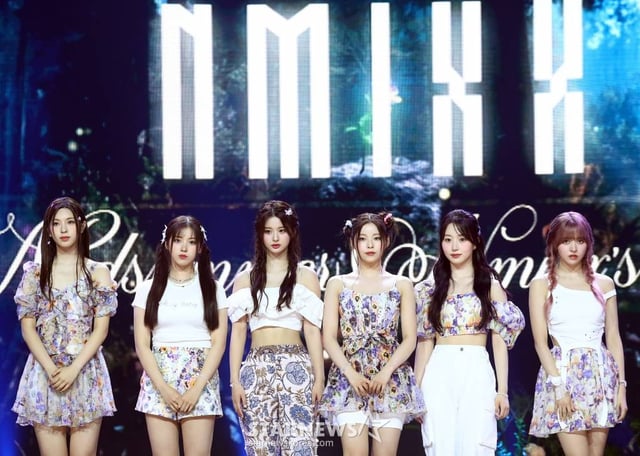 걸그룹 엔믹스(NMIXX)가 11일 오후 서울 용산구 한남동 블루스퀘어에서 진행된 세 번째 싱글 'A Midsummer NMIXX's Dream'(어 미드서머 엔믹스 드림) 발매 기념 쇼케이스에 참석해 포즈를 취하고 있다. 이번 엔믹스의 타이틀곡 'Party O'Clock'은 JYP엔터테인먼트 대표 프로듀서 박진영이 처음으로 NMIXX의 곡작업에 참여해 케미스트리를 뽐낸 작품. 특히 박진영은 NMIXX와의 첫 컬래버레이션을 위해 녹음실을 직접 방문해 '그루브 킹'의 디테일이 돋보이는 세심한 피드백으로 곡의 완성도를 높였고 포인트 안무도 직접 만들어주며 남다른 애정을 드러냈다. 2023.07.11 /사진=김창현 기자 chmt@