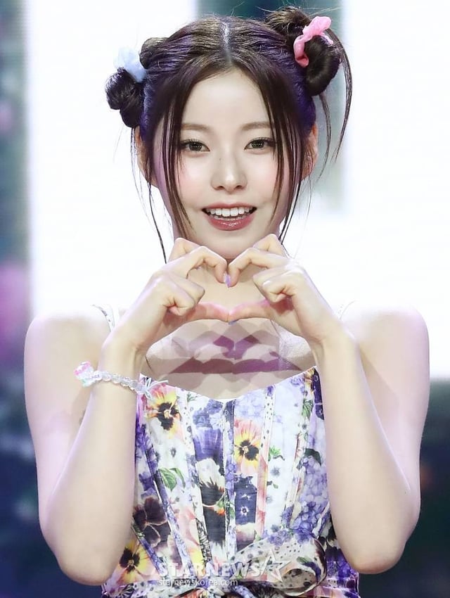 걸그룹 엔믹스(NMIXX) 규진이 11일 오후 서울 용산구 한남동 블루스퀘어에서 진행된 세 번째 싱글 'A Midsummer NMIXX's Dream'(어 미드서머 엔믹스 드림) 발매 기념 쇼케이스에 참석해 포즈를 취하고 있다. 이번 엔믹스의 타이틀곡 'Party O'Clock'은 JYP엔터테인먼트 대표 프로듀서 박진영이 처음으로 NMIXX의 곡작업에 참여해 케미스트리를 뽐낸 작품. 특히 박진영은 NMIXX와의 첫 컬래버레이션을 위해 녹음실을 직접 방문해 '그루브 킹'의 디테일이 돋보이는 세심한 피드백으로 곡의 완성도를 높였고 포인트 안무도 직접 만들어주며 남다른 애정을 드러냈다. 2023.07.11 /사진=김창현 기자 chmt@