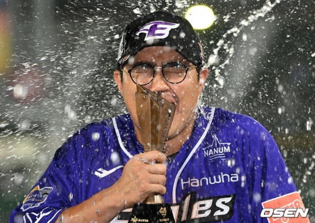 한화 채은성이 15일 부산 사직야구장에서 열린 2023 KBO 올스타전에서 미스터 올스타에 선정된 뒤 물세례를 받고 있다.