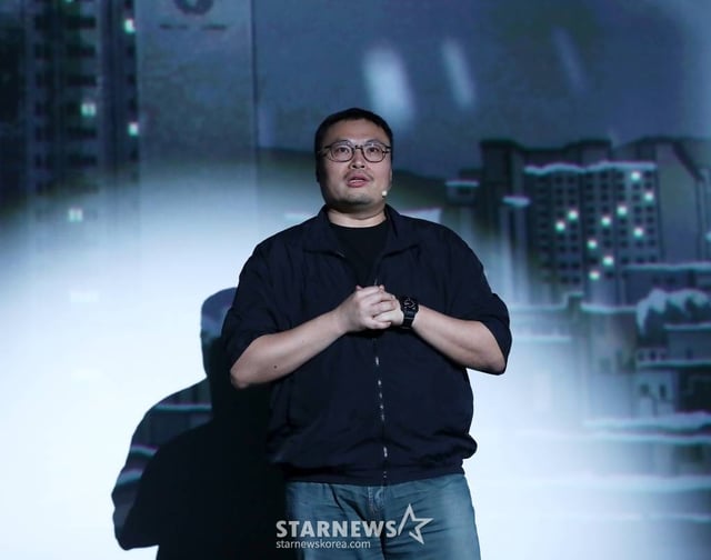 강풀 작가가 20일 오후 서울 용산구 아이파크몰 CGV에서 진행된 디즈니+ 오리지널 시리즈 '무빙' 크리에이터스 토크 행사에 참석해 발표하고 있다. '무빙'은 초능력을 숨긴 채 현재를 살아가는 아이들과 아픈 비밀을 감춘 채 과거를 살아온 부모들의 이야기를 그린 휴먼 액션 시리즈다. 배우 류승룡, 한효주, 조인성, 차태현, 류승범, 김성균, 김희원, 문성근 등 화려한 캐스팅 라인업을 자랑한다. '무빙'은 강풀 작가의 동명 웹툰을 원작으로 '킹덤 시즌2' 박인제 감독을 비롯해 '오징어 게임', '파친코' 등에 참여한 최고의 제작진이 만들어낸 웰메이드 프로젝트다. 8월 9일 공개. 2023.07.20 /사진=김창현 기자 chmt@