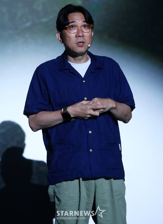 박인제 감독이 20일 오후 서울 용산구 아이파크몰 CGV에서 진행된 디즈니+ 오리지널 시리즈 '무빙' 크리에이터스 토크 행사에 참석해 발표하고 있다. '무빙'은 초능력을 숨긴 채 현재를 살아가는 아이들과 아픈 비밀을 감춘 채 과거를 살아온 부모들의 이야기를 그린 휴먼 액션 시리즈다. 배우 류승룡, 한효주, 조인성, 차태현, 류승범, 김성균, 김희원, 문성근 등 화려한 캐스팅 라인업을 자랑한다. '무빙'은 강풀 작가의 동명 웹툰을 원작으로 '킹덤 시즌2' 박인제 감독을 비롯해 '오징어 게임', '파친코' 등에 참여한 최고의 제작진이 만들어낸 웰메이드 프로젝트다. 8월 9일 공개. 2023.07.20 /사진=김창현 기자 chmt@