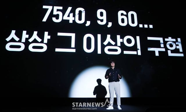 이성규 VFX 총괄 슈퍼바이저가 20일 오후 서울 용산구 아이파크몰 CGV에서 진행된 디즈니+ 오리지널 시리즈 '무빙' 크리에이터스 토크 행사에 참석해 발표하고 있다. '무빙'은 초능력을 숨긴 채 현재를 살아가는 아이들과 아픈 비밀을 감춘 채 과거를 살아온 부모들의 이야기를 그린 휴먼 액션 시리즈다. 배우 류승룡, 한효주, 조인성, 차태현, 류승범, 김성균, 김희원, 문성근 등 화려한 캐스팅 라인업을 자랑한다. '무빙'은 강풀 작가의 동명 웹툰을 원작으로 '킹덤 시즌2' 박인제 감독을 비롯해 '오징어 게임', '파친코' 등에 참여한 최고의 제작진이 만들어낸 웰메이드 프로젝트다. 8월 9일 공개. 2023.07.20 /사진=김창현 기자 chmt@