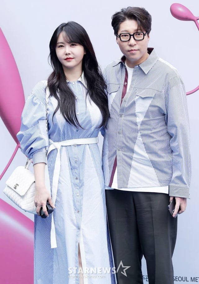유튜버 윰댕, 대도서관 부부가 15일 서울 중구 동대문디자인플라자(DDP)에서 열린 '2023 F/W 서울패션위크' 라이 컬렉션에 참석해 포즈를 취하고 있다. 2023.03.15 /사진=김창현 기자 chmt@