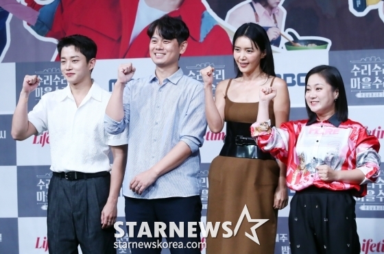 최원준 PD(왼쪽 두번째), 배우 김민석, 채정안, 방송인 박나래가 31일 오후 서울 마포구 상암동 MBC사옥에서 진행된 라이프타임 공동제작 빈집 재생 프로젝트 '빈집살래 시즌3-수리수리 마을수리' 제작발표회에 참석해 포즈를 취하고 있다.