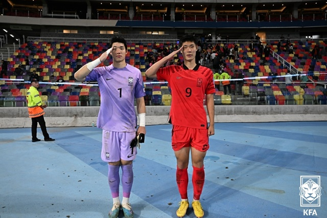 김준홍(왼쪽). /사진=대한축구협회 제공