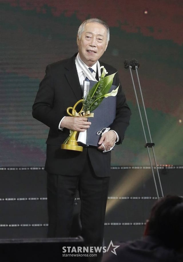 배우 변희봉이 28일 오후 서울 동대문구 경희대학교 평화의 전당에서 열린 '2020 대한민국 대중문화예술상'에서 은관 문화훈장을 수훈한 뒤 소감을 말하고 있다. /사진=김창현 기자 chmt@