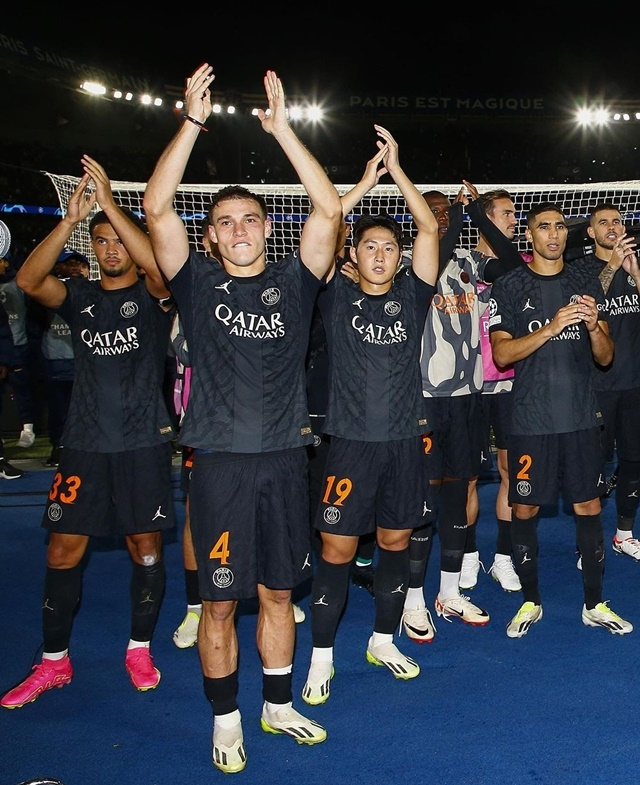 PSG 동료들과 기뻐하는 이강인(가운데). /사진=PSG 공식 SNS