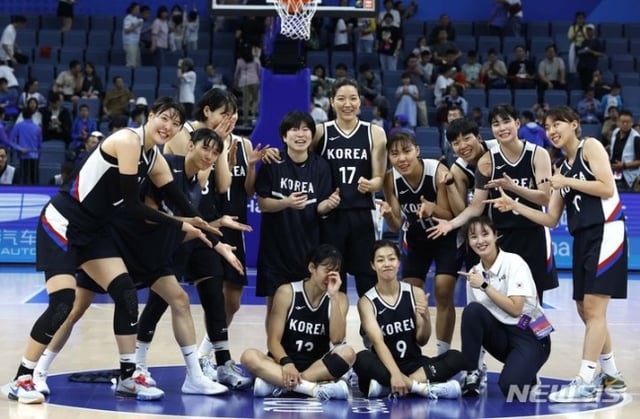 한국 여자농구 대표팀이 5일(한국시간) 중국 항저우 올림픽 스포츠센터 농구장에서 열린 2022 항저우 아시안게임 여자농구 동메달결정전에서 북한에 93대63 으로 승리 후 기념 촬영을 하고 있다. /사진=뉴시스